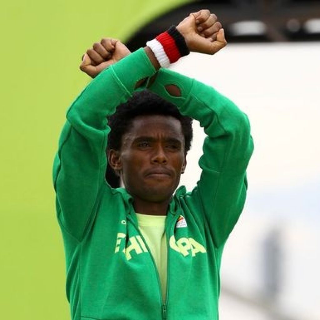 Feyisa Lilesa make political gesture on finish line 'that could see him killed'