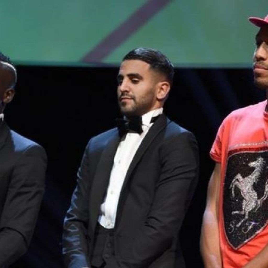 Pierre-Emerick Aubameyang explains his t-shirt and cap at awards ceremony