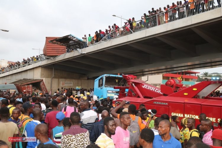 PHOTOS: 3 injured as container truck falls off Nkrumah Circle interchange