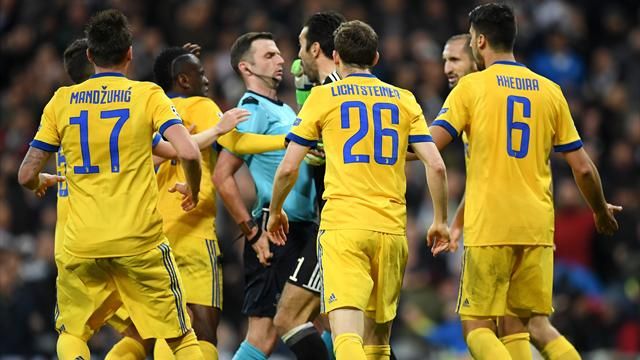 Refs Watch: Retired FIFA referee Thomas Nunoo gives Michael Oliver thumbs up for awarding Real Madrid late penalty in Juventus victory