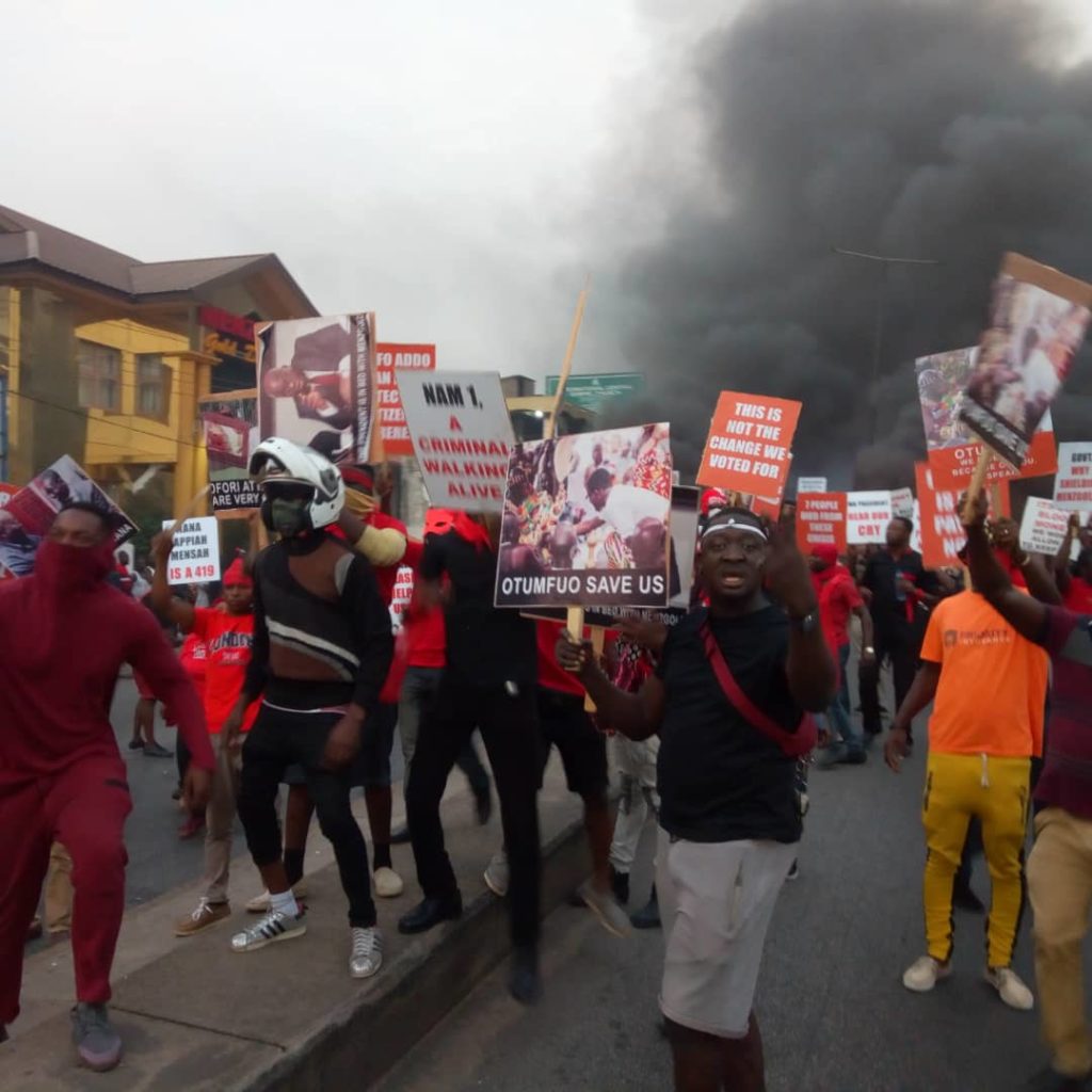 ‘Otumfuo save us’ – Menzgold customers cry as they hit streets of Kumasi, burn car tyres