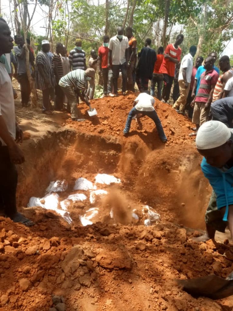 Photos:Passengers burnt beyond recognition in Kintampo accident given mass burial