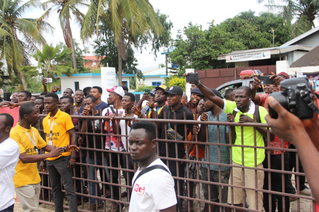 Photos + Video: Crowd mob Shatta Wale after interview on Happy FM