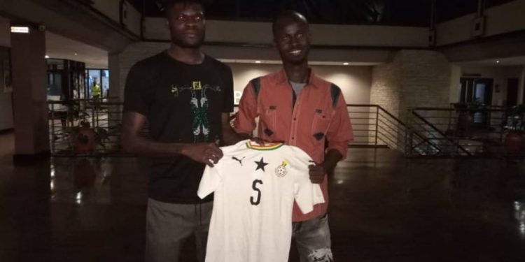 ‘ Pitch invader’ Awal Suleman meets idol Thomas Partey