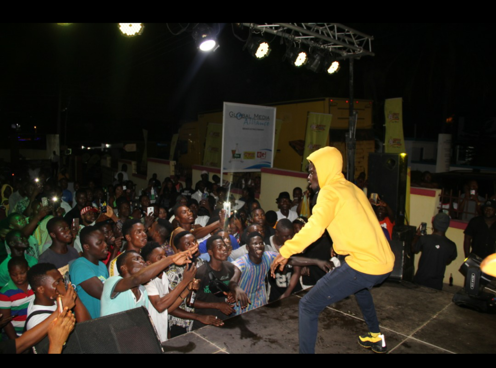 Video: Kuami Eugene electrifies fans with stunning performance at Happy Forecourt Party