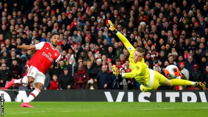 Aubameyang helps Arsenal beat Everton