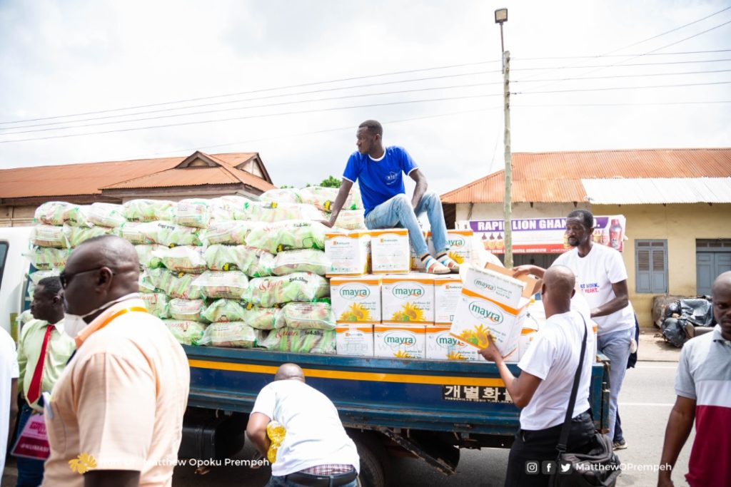 Lockdown: Matthew Opoku Prempeh distributes bags of rice, boxes of oil to every household in Manhyia South