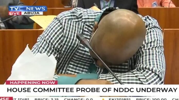 Video: Nigerian official collapses at corruption hearing