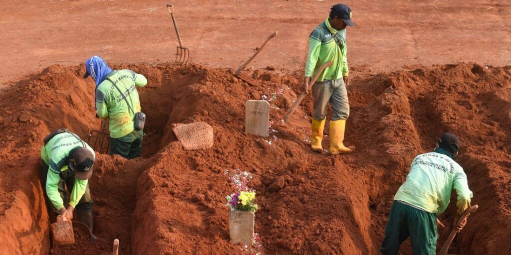 Anti-maskers in Indonesia forced to dig graves for COVID-19 victims