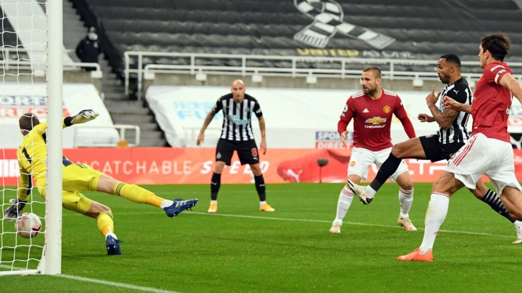 Man United score three late goals to thrash Newcastle