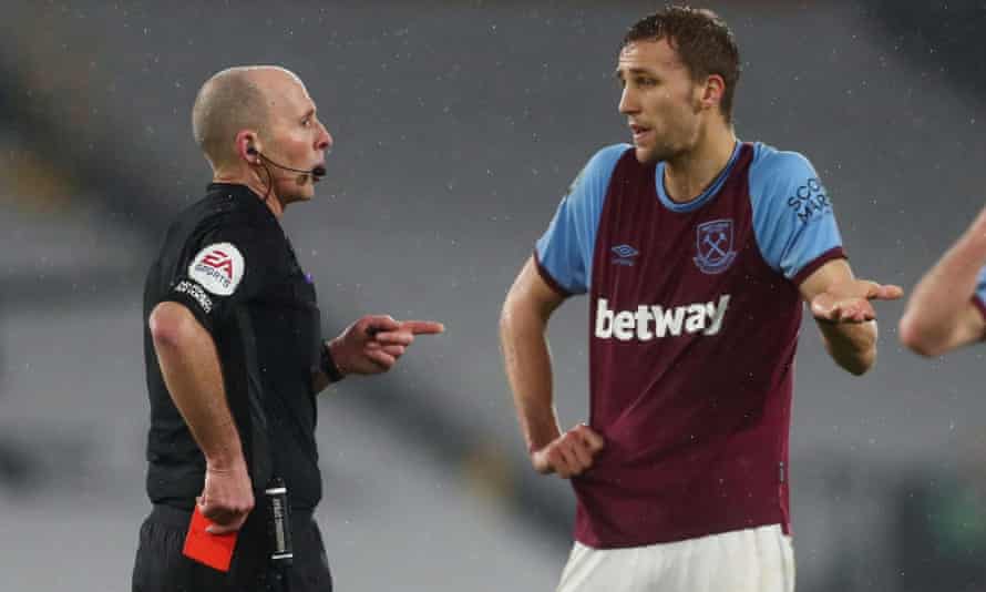 Premier League ref Mike Dean receives death threats, asks not to be involved in games