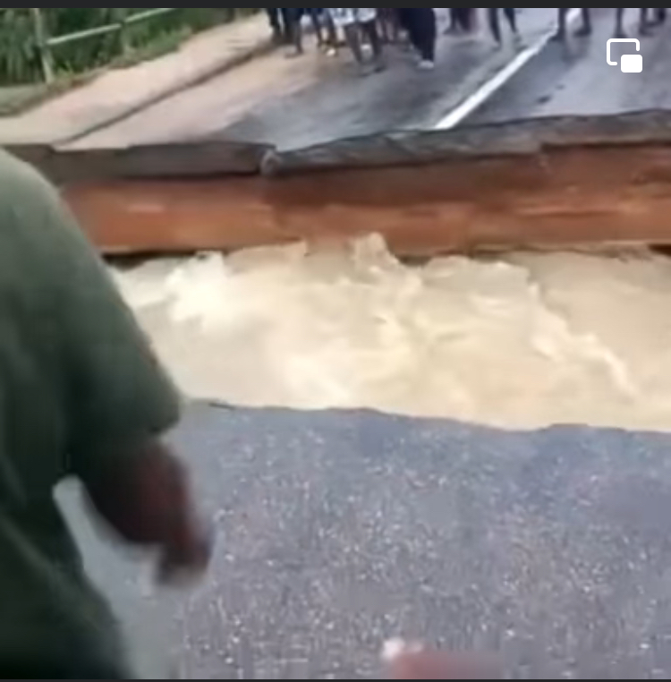 Video: Major road leading to Jukwa divided by flood