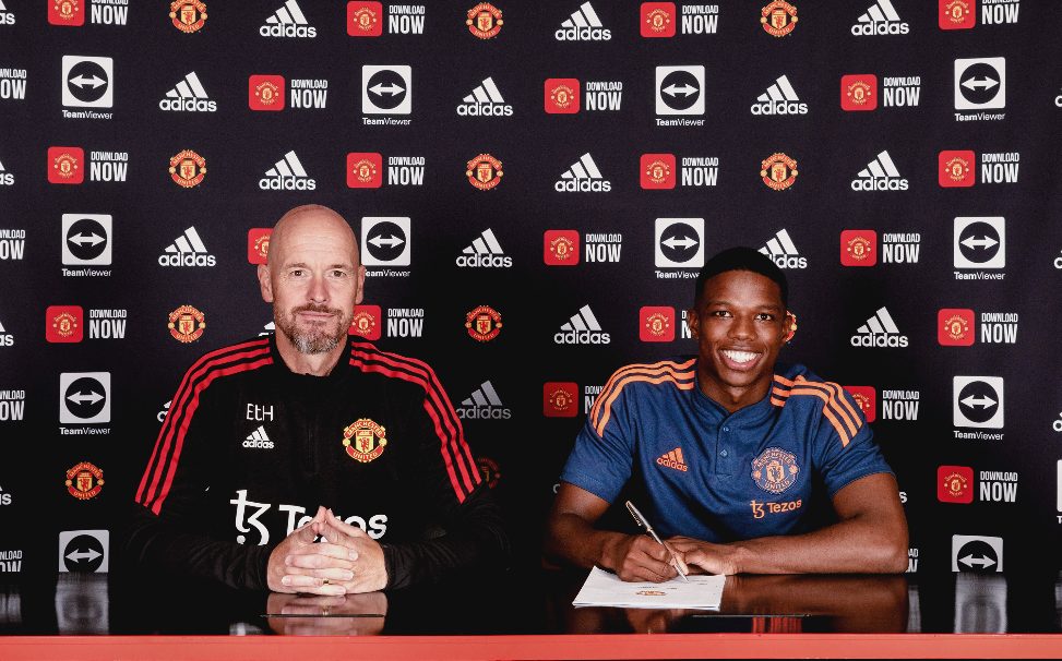 Manchester United sign Tyrell Malacia