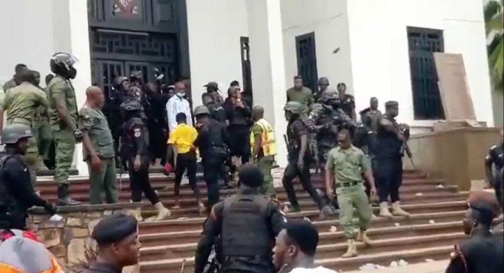 Videos: UG students clash with police over uni’s failure to respect court order