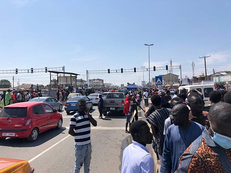 Faulty Traffic Lights: Residents clash with Police over Banyard-Awoshie highway block