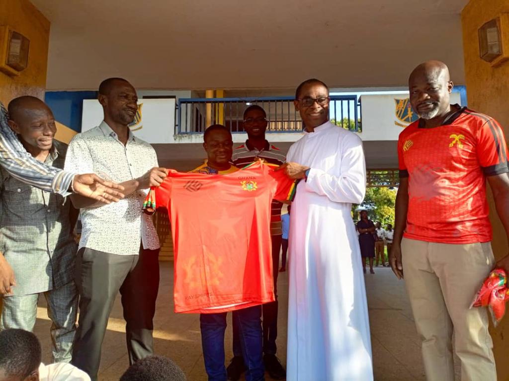 Kaysports gives to OWASS NSMQ Team for impressive showing