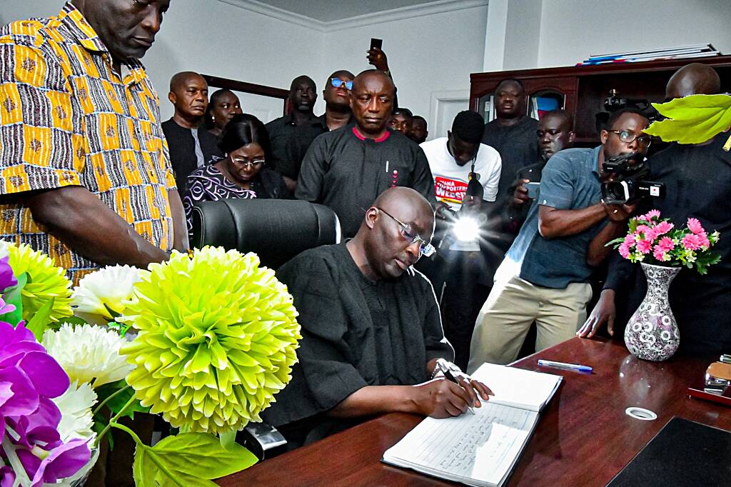 Bawumia offers condolences to John Kumah’s family and signs condolence book