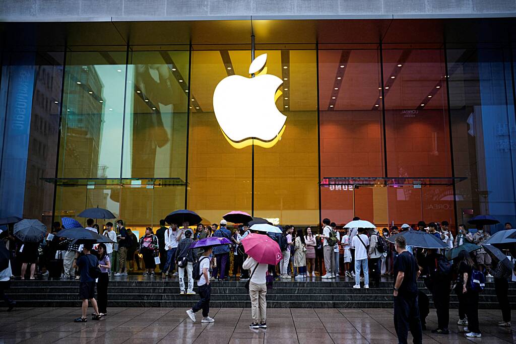 Apple accused of monopolizing smartphone markets in US antitrust lawsuit