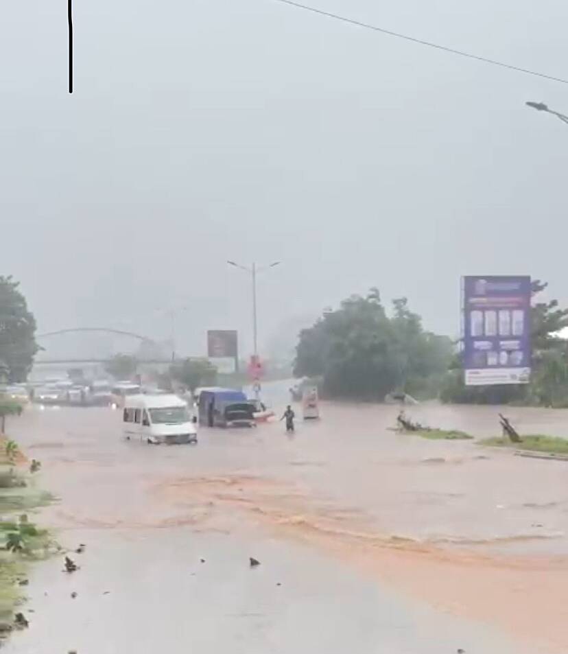 Watch: Airport – Legon road flooding; route declared unsafe