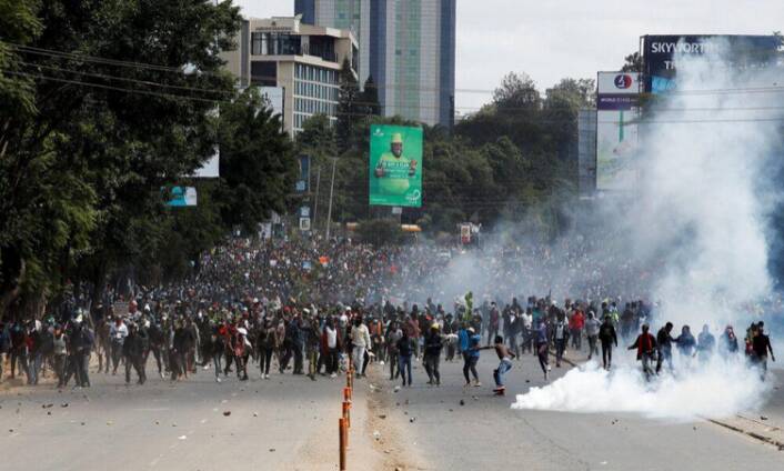 Kenya: Protesters shot, parliament on fire