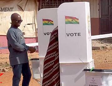 Election 2024: Nhyiaeso MP spotted allegedly peeping at a voters ballot