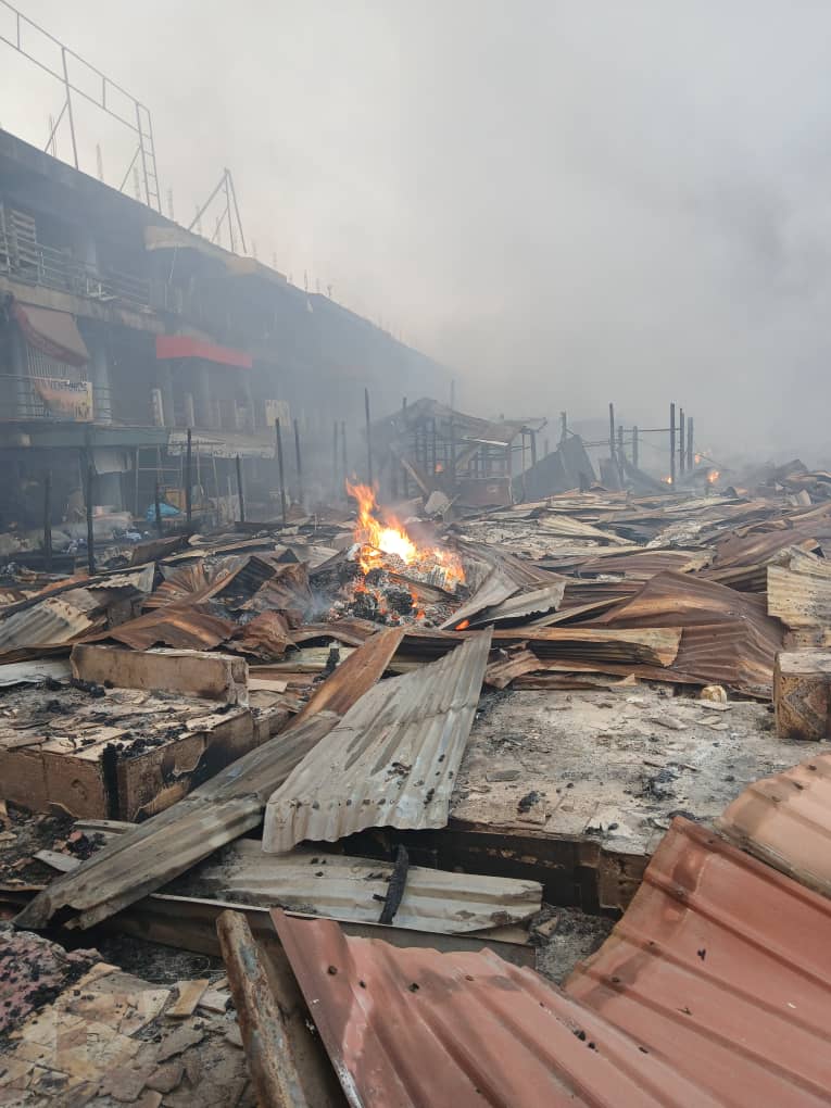 Over 1,000 shops burn in Kantamanto